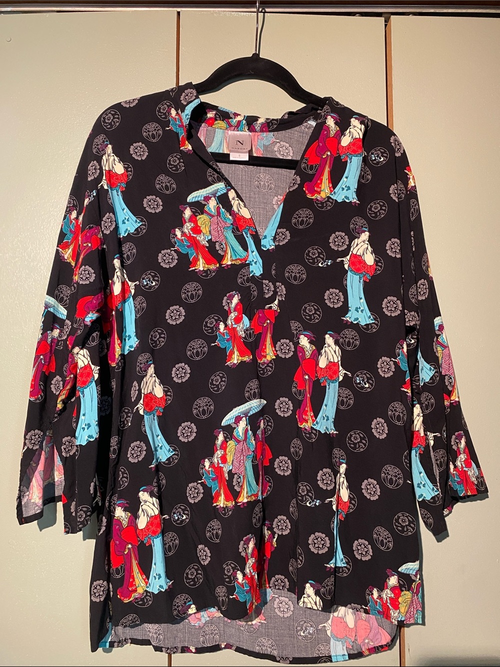 Natori Black Tunic with Red & Aqua Geisha Motif